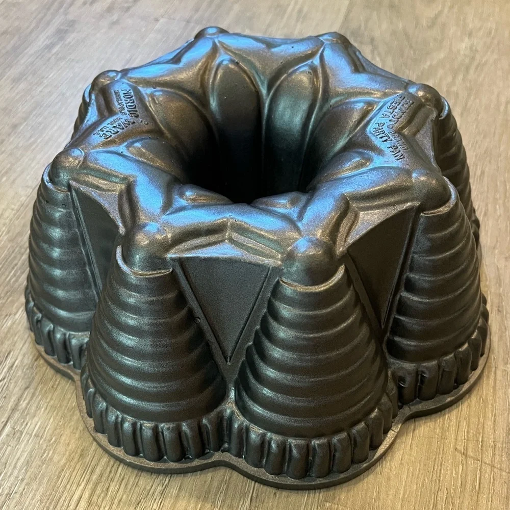 Nordic Ware Bundt Brand Fiesta Party Cake Pan